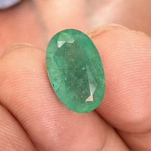 Piedra Preciosa de Esmeralda Zambiana Natural de 4.35 Quilates, Corte Ovalado Verde Intenso, Facetada, Suelta, para Joyería - Product Image 1