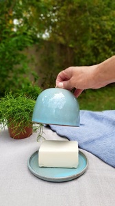 Mantequillera Artesanal en Forma de Cúpula con Tapa Esmaltada Moteada, Plato Compacto para Servir, Elegante Almacenamiento de Mantequilla para Cocinas Modernas - Product Image 5