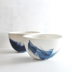 ชุดชามเซรามิกดีไซน์ลายเส้นสีครามเข้มแบบศิลปะ ผิวเรียบเงางาม ทนทาน ปลอดภัยสำหรับอาหาร เหมาะสำหรับการรับประทานอาหารสไตล์ร่วมสมัย - Product Image 4