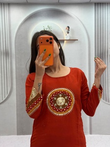 Ensemble Kurti et pantalon pour femme, tenue de soirée décontractée, longueur ras du sol, infroissable, toutes saisons, en soie romaine pure épaisse, avec broderie miroir artisanale - Product Image 3