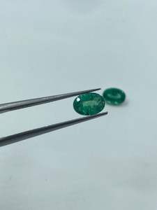 พลอยมรกตสีเขียวธรรมชาติคุณภาพสูง รูปทรงวงรี สำหรับทำเครื่องประดับ - Product Image 3