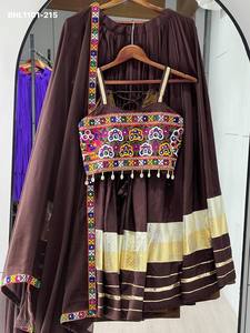 Ensemble Choli et Lehenga en rayonne et coton, style traditionnel, avec Gota Pati, Patti, travail miroir et Kaudi, pour les fêtes, à vendre. - Product Image 3