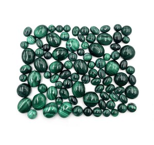Lote de gemas sueltas de malaquita natural en forma de cabujón, de 5-10 mm, para la elaboración de joyería artesanal. - Product Image 4