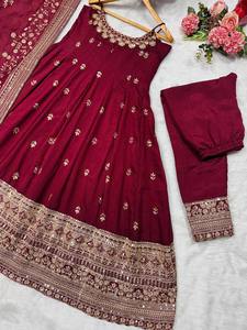Elegante Traje Anarkali de Terciopelo Borgoña para Mujer, Vestido Bordado con Dupatta de Tela de Red para Bodas, Graduaciones, Fiestas de Diwali - Product Image 5