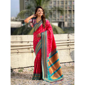 ผ้าซารีทอแบบดั้งเดิมของ Elite Weaves ลายซารีแบบตัดกันสีชมพู ผ้าไหมเนื้อนุ่ม ลายตาราง  เสื้อผ้าอินเดีย/ปากีสถาน - Product Image 1