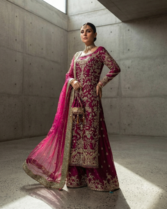 Robe de mariée traditionnelle longue en soie brodée marron pour femme, avec détails dorés et dupatta - Product Image 4