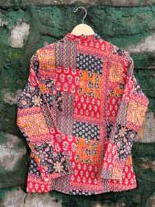 เสื้อแจ็คเก็ตผ้าควิลท์สีแดงสไตล์วินเทจสำหรับผู้หญิง ลายดอกไม้พิมพ์ลายโบโฮ เสื้อคลุมผ้าฝ้ายงานฝีมือ ขายส่ง - Product Image 2