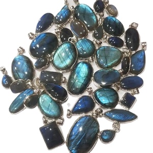 Pendentif en argent de labradorite Style mignon en argent sterling 925 avec breloque et lunette incrustée Cadeau parfait Quantité en vrac - Product Image 1