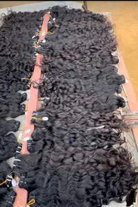 Cheveux humains indiens de style bouclés naturels vierges non traités machine double trame cuticules alignées sans enchevêtrement extensions de cheveux crus - Product Image 5