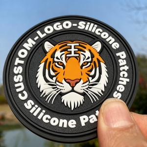 Écussons en caoutchouc durables, résistants à l'eau et écologiques, prix d'usine, logo 3D personnalisé en relief, badges souples en PVC pour vêtements - Product Image 6
