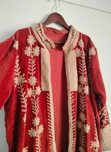 Chaqueta Larga de Terciopelo Rojo Vintage con Bordado Suzani y Patrón Floral, Estilo Bohemio, Manga Larga, Estilo Étnico, Ropa de Abrigo de Invierno - Product Image 5