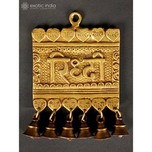 Colgante de pared de latón hecho a mano Riddhi Siddhi de 8 pulgadas hecho en India con campana de latón características de diseño con guión - Product Image 3