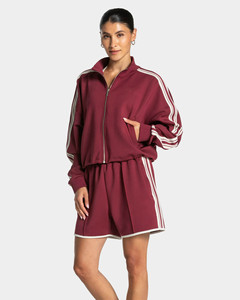 Ensemble survêtement femme streetwear avec veste courte zippée bordeaux à épaules tombantes et short rayé, personnalisable OEM en gros - Product Image 3
