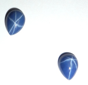 Zafiro Azul Estrella Pera 6x8 mm 1.5 Quilates, Cabujón Pulido Creado en Laboratorio con Efecto Estrella de 6 Rayos, 3 mm de Altura para Fabricación de Joyas - Product Image 5