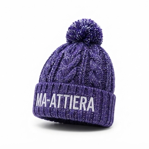 Bonnet en tricot torsadé violet personnalisé, chaud pour l'hiver, avec revers et pompon, et logo brodé - Product Image 3