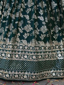 Conjunto de lehenga de seda jacquard verde con blusa bordada y dupatta de organza para bodas festivas - Product Image 5