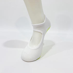 Vente en gros de chaussettes antidérapantes personnalisées avec points de préhension, chaussettes de yoga et de pilates en coton pour femmes, chaussettes de sport en coton et élasthanne tricotées, fournisseur - Product Image 2