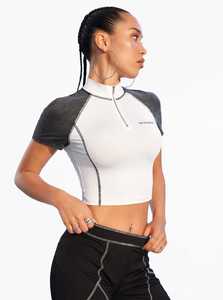 ONETEN APPAREL Top Corto de Yoga para Mujer, Transpirable, Ajustado, Blanco, con Cuello Simulado de Media Cremallera, Logotipo Frontal y Bloques de Color - Product Image 4