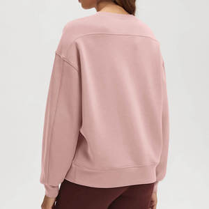 Sweat-shirt pour femme à col ras du cou, coupe courte, avec logo personnalisé, épaules tombantes, poignets et ourlet côtelés, style oversize - Product Image 2