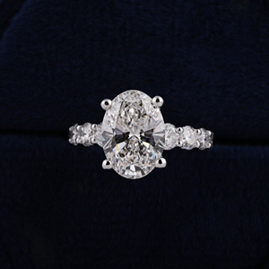 Anillo con 6 Diamantes Ovalados Cultivados en Laboratorio, Halo Oculto, Banda Pavé con Puntas en U, Certificado IGI - Product Image 6