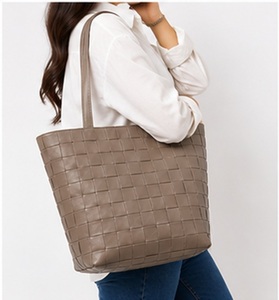 Sac fourre-tout d'épaule de luxe fait main en cuir véritable tressé couleur unie pour femme, idéal pour l'été et la plage, en polyester de qualité supérieure - Product Image 5