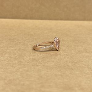 Anillo de Oro de 14K Premium con Morganita Natural en Corte Corazón Rosa, 3.63 CT en el Centro con Piedras Laterales de 0.52 CT, Diseño de Joyería para Novia - Product Image 2