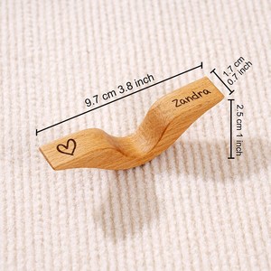 Soporte para páginas de libros de madera maciza hecho a mano de alta calidad, grabado con nombre y diseño de latido de corazón para decoración de escritorio al precio más bajo. - Product Image 2