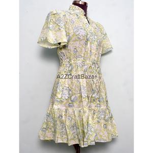 Robe courte élégante faite à la main pour le printemps, 100 % coton, imprimé floral, coupe trapèze, manches courtes, col en V - Product Image 5