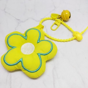 Adorables llaveros de peluche con forma de flor, un accesorio adorable para realzar tus bolsos o llaves. - Product Image 3