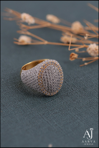Bague de mariage pour homme en or jaune plaqué, sertie de moissanite en grappe à taille brillante et micro-incrustations à griffes, style Hip Hop - Product Image 3
