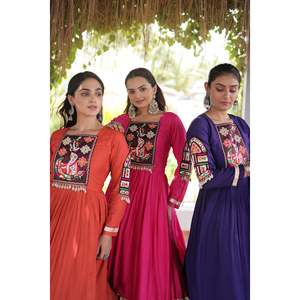 Robe de soirée festive Navratri en rayonne avec broderie Kutchi Gamthi - Product Image 2