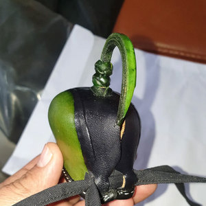 Cagoule de fauconnerie en cuir velours vert avec pompon marron et sangle noire pour oiseaux de proie - Appellement de gibier en extérieur - Product Image 4