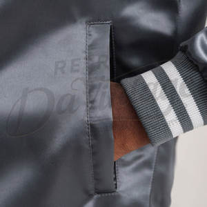 Blouson bomber en satin gris pour homme avec poignets côtelés rayés et fermeture à boutons-pression, vêtement d'extérieur léger de qualité supérieure - Product Image 4