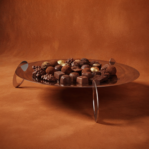 Bandeja de metal cromado para chocolate elevada con elegantes patas geométricas en forma de aro, ideal para exhibir trufas de chocolate gourmet para un servicio de lujo. - Product Image 1