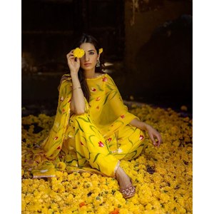 Magnifique ensemble haut-bas et dupatta taille XS pour une tenue de soirée élégante - Product Image 1