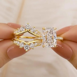 Ensemble de bagues de mariage en moissanite taille radiant 925 avec anneau de mariage en forme de couronne plaqué or jaune, blanc et rose. - Product Image 1