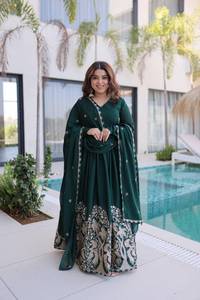 Robe de soirée brodée à motifs floraux pour femmes, style Anarkali ethnique avec dupatta, collection pour fêtes et festivals - Product Image 1