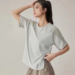 เสื้อยืดพิมพ์ลายโลโก้ผู้หญิง ฤดูใบไม้ผลิ/ฤดูร้อน 25 ทรงหลวม ใส่ได้หลากหลาย คุณภาพสูง แขนสั้น พร้อมเลกกิ้ง - Product Image 1