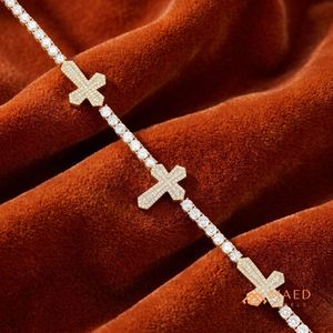 Bracelet Tennis Croix Plaqué Or 14K Luxe Iced Out Chaîne Fine pour Femme - Product Image 5