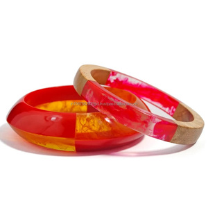 Combo de brazaletes de moda de resina clásica para compromiso y aniversario Elegante y elegante con cohesión y coordinación - Product Image 1