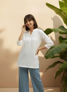 Tunique classique blanche en coton pour femme, col en V fantaisie, manches 3/4, longueur standard, unie, anti-humidité et séchage rapide, pour tenue décontractée ou de soirée - Product Image 2