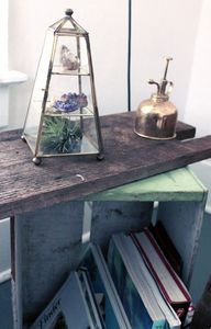 Organisateur de bijoux en forme de pyramide dorée avec étagères en verre et structure métallique pour le rangement des colliers et des bagues - Product Image 5
