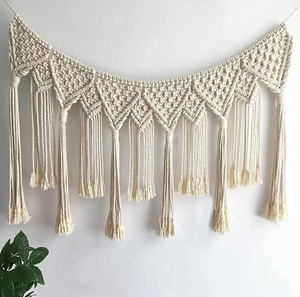 Adorable Adorno de Pared de Macramé Amarillo con Diseño de Múltiples Bolsillos y Lindas Margaritas Tejidas a Crochet en Macetas Pequeñas Decoración del Hogar Contemporánea - Product Image 3