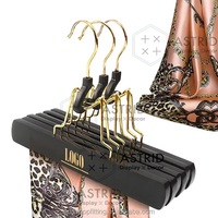 Astrid 23 CM Cintre à foulards en bois de luxe à un seul niveau, écologique, durable, multifonction, avec logo personnalisé pour armoire