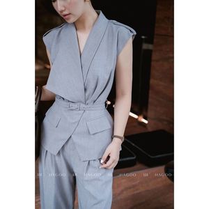 Chemisier en polyester tissé pour femme A9083, sans manches, col en V, ceinture à la taille, uni, simple, respirant, pour l'été, le printemps, le quotidien - Product Image 1