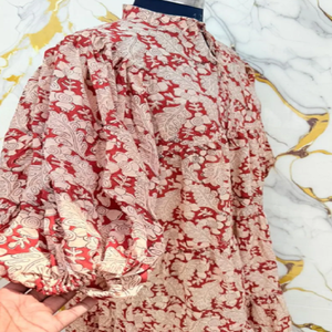 Vestido largo con estampado de jardín, cuello en V, diseño artístico hecho a mano, mangas con volantes, capas fruncidas, tela ligera, femenino, moderno, 100% algodón. - Product Image 4