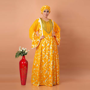 Kaftan en rayonne avec détails brodés au niveau du col, motif imprimé artistique, manches évasées et silhouette élégante longue jusqu'au sol - Product Image 1