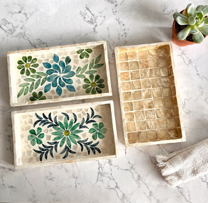 Bandejas de servir artesanales con incrustaciones florales y de nácar, disponibles a precios de mayorista con hermosos detalles en verde. - Product Image 1