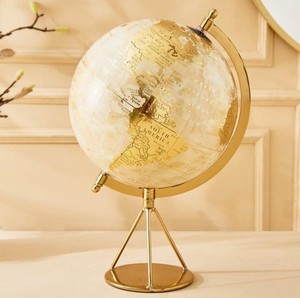Globo terráqueo pequeño de metal dorado y blanco con trípode, modelo Meyer Gold Globe con base dorada y diseño de mapa mundial - Product Image 1