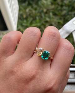 Fabricante de Joyería, Anillo de Compromiso Personalizado de Plata de Ley 925 con Esmeralda Verde en Forma de Pera y Moissanita de Doble Piedra - Product Image 5